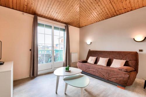 un salon avec un canapé et une table dans l'établissement Résidence Port Bourgenay - maeva Home - Appartement 3 pièces 6 personnes - Prestige MAE-4867, à Talmont-Saint-Hilaire