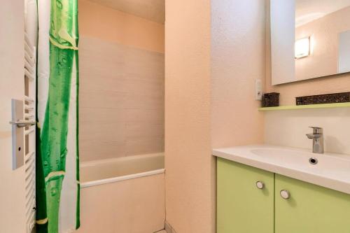 une salle de bain avec un lavabo et une douche dans l'établissement Résidence Port Bourgenay - maeva Home - Appartement 3 pièces 6 personnes - Prestige MAE-4867, à Talmont-Saint-Hilaire
