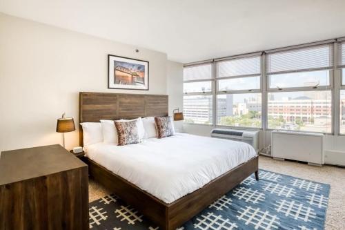 a bedroom with a large bed and a large window at CozySuites 800 Tower 1BR w sky pool, gym! 14 in Louisville