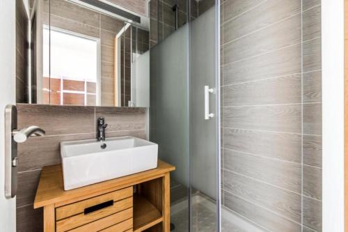 une salle de bain avec un lavabo et une douche dans l'établissement Résidence le Village de Cap Esterel - maeva Home - Appartement cosy 2 pièces 5 personnes - Sélection - Super Home MAE-4000, à Saint-Raphaël