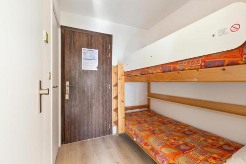 Cette chambre comprend 2 lits superposés et une porte. dans l'établissement Résidence Les Tamaris - maeva Home - Studio 4 Personnes Confort MAE-4205, à Trouville-sur-Mer
