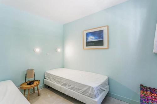 une chambre avec un lit et un tableau au mur dans l'établissement Résidence Cannes Villa Francia - maeva Home - Appartement design 2 pièces 3 personnes avec vue mer - Prestige - Super Home MAE-4317, à Cannes