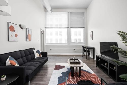 Khu vực ghế ngồi tại BOLD 2BR 2BA In The Block Apartment by CozySuites