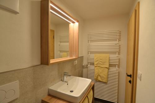 聖坎迪多的住宿－SCHETERERHOF，一间带水槽和镜子的浴室