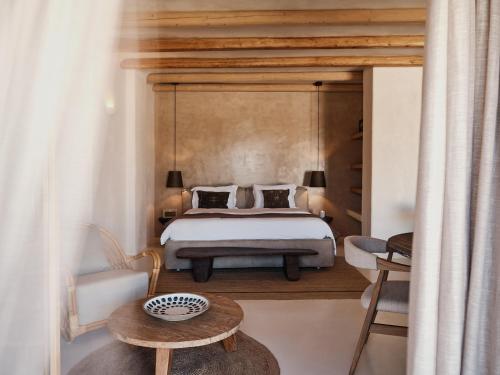 um quarto com uma cama king-size e uma mesa em The Wild by Interni em Kalafati