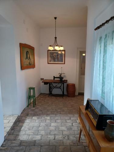 uma sala de estar com uma mesa e uma mesa em Erdut kuća za odmor em Erdut