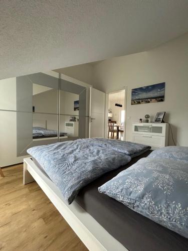een slaapkamer met een groot bed en een grote spiegel bij Panorama Suite 20 in Sinsheim