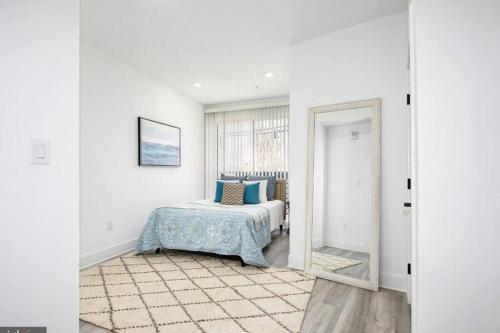 a bedroom with a bed and a mirror at Amazing Capital Hill APT in Washington
