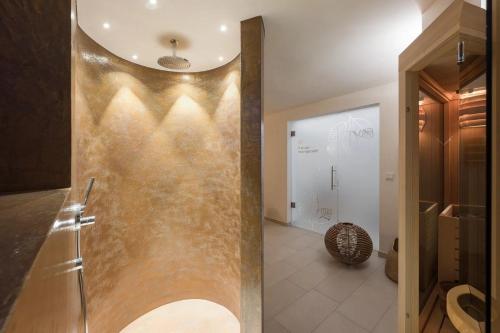 een badkamer met een douche en een glazen deur bij Residence Sonja - Suite Castanea in Rablà