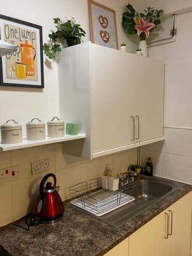 Η κουζίνα ή μικρή κουζίνα στο Backpackers Blackpool Hotel & Suites