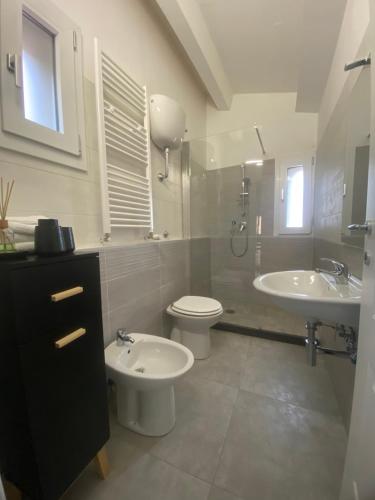 卡塞塔的住宿－Huis Van Wittel，浴室配有盥洗盆、卫生间和盥洗盆。
