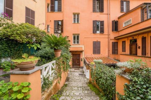 an alley way in an old building with plants at FL Apartments Il piccolo borgo di Trastevere in Rome