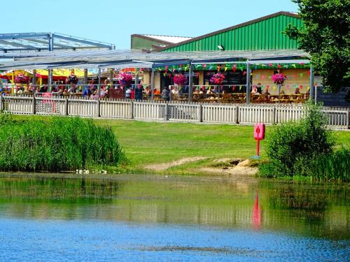 Výhled na řeku, která protéká v blízkosti kempu