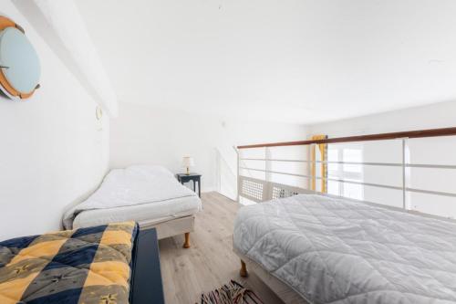 une chambre avec deux lits et un balcon dans l'établissement Résidence Saint Goustan - maeva Home - Studio 4 personnes Confort - Vue mer MAE-8393, au Croisic