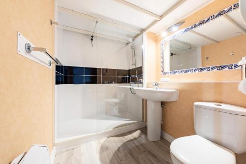 une salle de bain avec une douche, des toilettes et un lavabo dans l'établissement Résidence Saint Goustan - maeva Home - Studio 4 personnes Confort - Vue mer MAE-8393, au Croisic