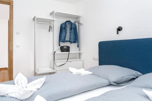 a bedroom with a bed with white flowers on it at Berg Fux - Ferienwohnung Billy der Hirsch in Sonthofen