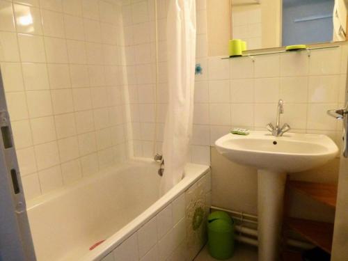 une salle de bain avec un lavabo et une baignoire et un lavabo dans l'établissement Résidence Europe - Appartement avec WIFI dans le centre de Barèges MAE-8294, à Barèges