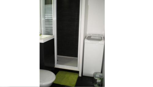 ein Bad mit einem WC und einer Glasdusche in der Unterkunft maeva Home - Studio 2 personnes plages et criques in Bormes-les-Mimosas