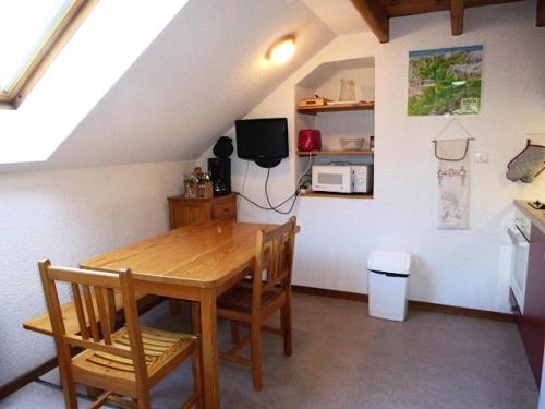 une salle à manger avec une table et des chaises en bois dans l'établissement Résidence Casino - Appartement proche ski bus et commerces MAE-8304, à Barèges