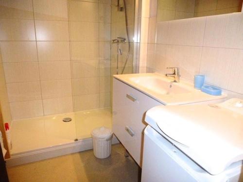 een badkamer met een wastafel, een douche en een wastafel bij Résidence Casino - 2 Pièces pour 5 Personnes 304 in Barèges
