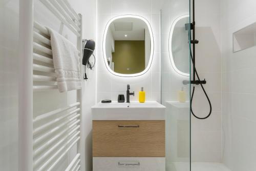uma casa de banho com um lavatório e um chuveiro em Hamac Suites - Le Mercière - Centre Lyon II -6pers em Lyon