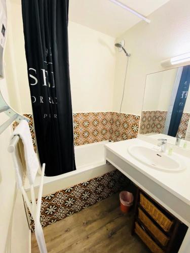 une salle de bain avec un lavabo et une douche dans l'établissement Résidence Bleu Marine - maeva Home - Appartement 2 pièces 4 personnes Confort MAE-9775, à Lacanau