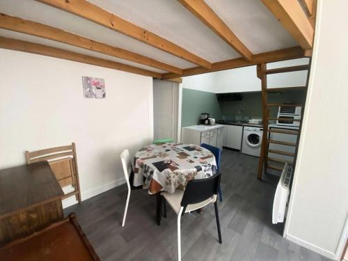 um quarto com uma mesa e cadeiras numa cozinha em Résidence Ramond - 2 Pièces pour 5 Personnes 314 em Barèges