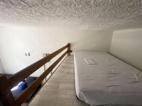 uma cama num quarto com tecto em Résidence Ramond - 2 Pièces pour 5 Personnes 314 em Barèges