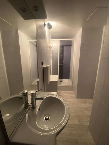 une salle de bain avec un lavabo et un miroir dans l'établissement Résidence Ramond - Appartement avec WIFI au centre de Barèges MAE-8314, à Barèges