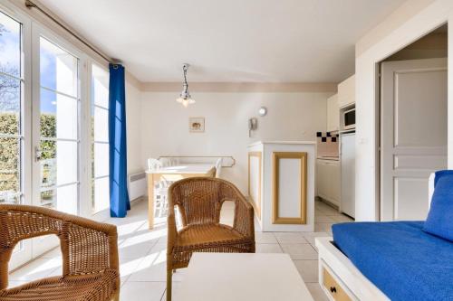 - un salon avec un lit, des chaises et une table dans l'établissement Les Maisons de Port Bourgenay - maeva Home - Maison 3 Pièces 6 personnes Confort MAE-0320, à Talmont-Saint-Hilaire