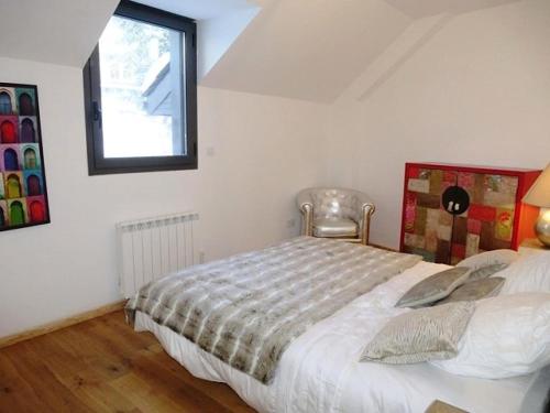 een slaapkamer met een bed en een raam bij Résidence Val Des Thermes - 5 Pièces pour 8 Personnes 334 in Barèges