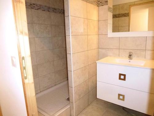 uma casa de banho com um chuveiro e um lavatório. em Résidence Val Des Thermes - 5 Pièces pour 8 Personnes 334 em Barèges