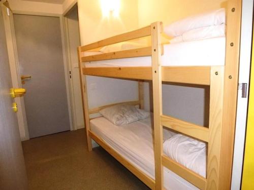 - deux lits superposés dans une petite chambre dans l'établissement Résidence Balcons De Bareges - 2 Pièces pour 5 Personnes 344, à Barèges