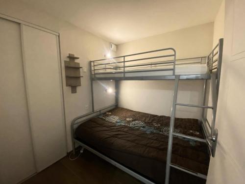 - une chambre avec des lits superposés dans l'établissement Résidence Bois De Marie - 3 Pièces pour 5 Personnes 374, à Barèges