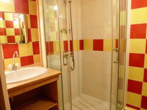 une salle de bain avec douche et lavabo dans l'établissement Résidence Oncet - Appartement 6 couchages, dans le centre de Barèges MAE-8394, à Barèges