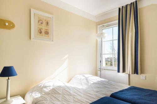 une chambre avec un lit et une fenêtre dans l'établissement Les Maisons de Port Bourgenay - maeva Home - Maison 3 pièces 6 personnes - Sélection MAE-0555, à Talmont-Saint-Hilaire