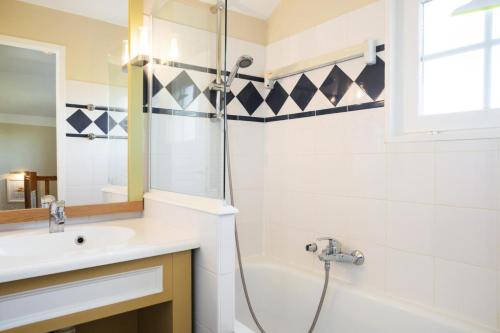 une salle de bain avec douche et lavabo dans l'établissement Les Maisons de Port Bourgenay - maeva Home - Maison 3 pièces 6 personnes - Sélection MAE-0555, à Talmont-Saint-Hilaire