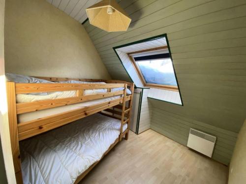 een slaapkamer met een stapelbed in een tiny house bij Résidence Leaney - Pièces 424 in Barèges