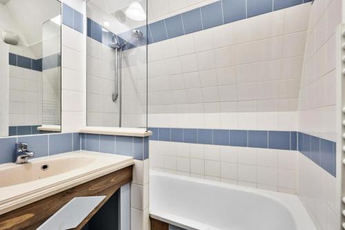 une salle de bain avec une baignoire, un lavabo et une douche dans l'établissement La Résidence du Golf - maeva Home - Appartement 2 pièces 4 personnes Selection MAE-1110, à Deauville