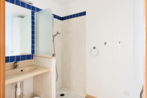 une salle de bain avec un lavabo et une douche dans l'établissement Résidence Bleu Marine - maeva Home - Studio 3 personnes Confort MAE-0709, à Lacanau