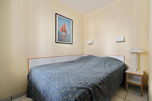 - une chambre avec un lit et un voilier sur le mur dans l'établissement Résidence Port du Crouesty - maeva Home - Appartement 2 pièces 4 personnes - Sélection MAE-1249, à Arzon
