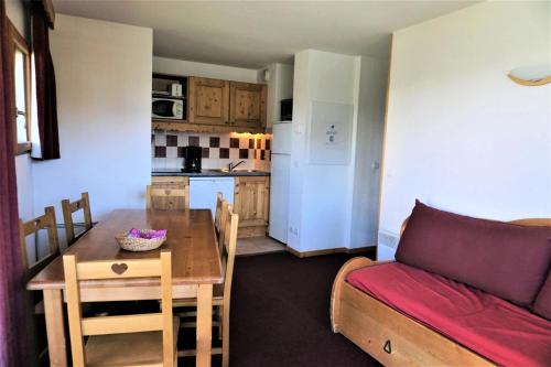 - une cuisine et une salle à manger avec une table et un canapé dans l'établissement Résidence Cristallines - 2 Pièces cabine 6 Personnes MAE-9375, à Orcières