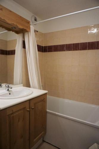 une salle de bain avec un lavabo et une baignoire dans l'établissement Résidence Cristallines - 2 Pièces cabine 6 Personnes MAE-9375, à Orcières