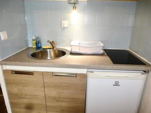un comptoir de cuisine avec un évier et un évier dans l'établissement Résidence Rioulet - Joli studio avec balcon et parking proche du centre de Barèges MAE-8494, à Barèges