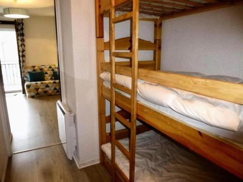 une chambre avec deux lits superposés dans une pièce dans l'établissement Résidence Rioulet - Joli studio avec balcon et parking proche du centre de Barèges MAE-8494, à Barèges