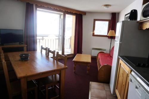 Il comprend un salon avec une table, une cuisine et une chambre. dans l'établissement Résidence Cristallines - 2 Pièces cabine 6 personnes MAE-9692, à Orcières