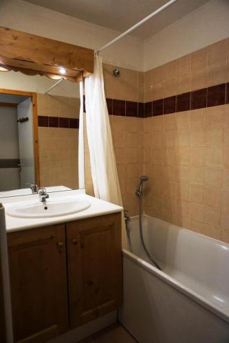 une salle de bain avec un lavabo et une baignoire dans l'établissement Résidence Cristallines - 2 Pièces cabine 6 personnes MAE-9692, à Orcières