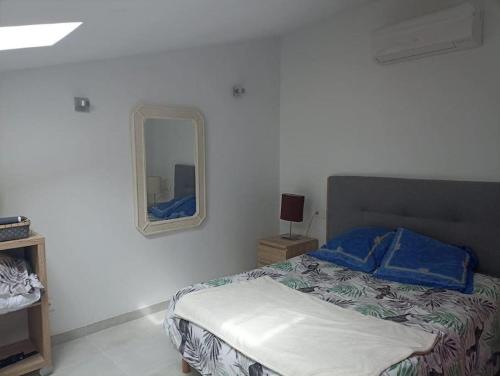 1 dormitorio con cama y espejo en Casablanca REA-CSB102, en Alcossebre