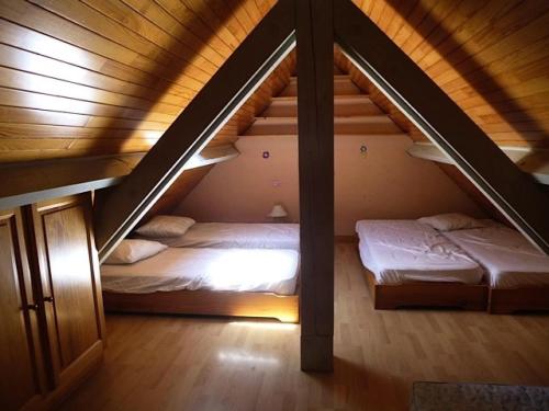 Giường trong phòng chung tại Résidence Casino - Appartement mansardé, 6 couchages avec mezzanine proche du centre de Barèges MAE-8464