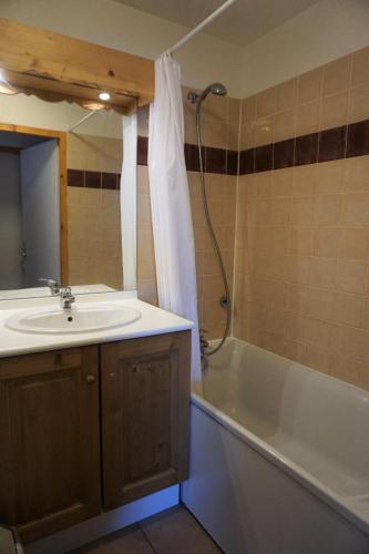 une salle de bain avec un lavabo, une baignoire et une douche dans l'établissement Résidence Cristallines - 2 Pièces cabine 6 personnes MAE-9532, à Orcières